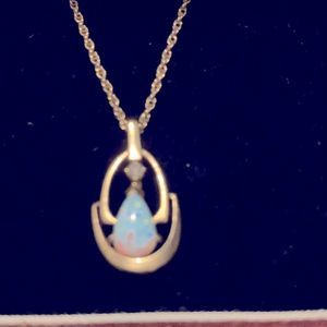 Absolutely stunning fire opal set an 14 karat gold beautiful necklace.